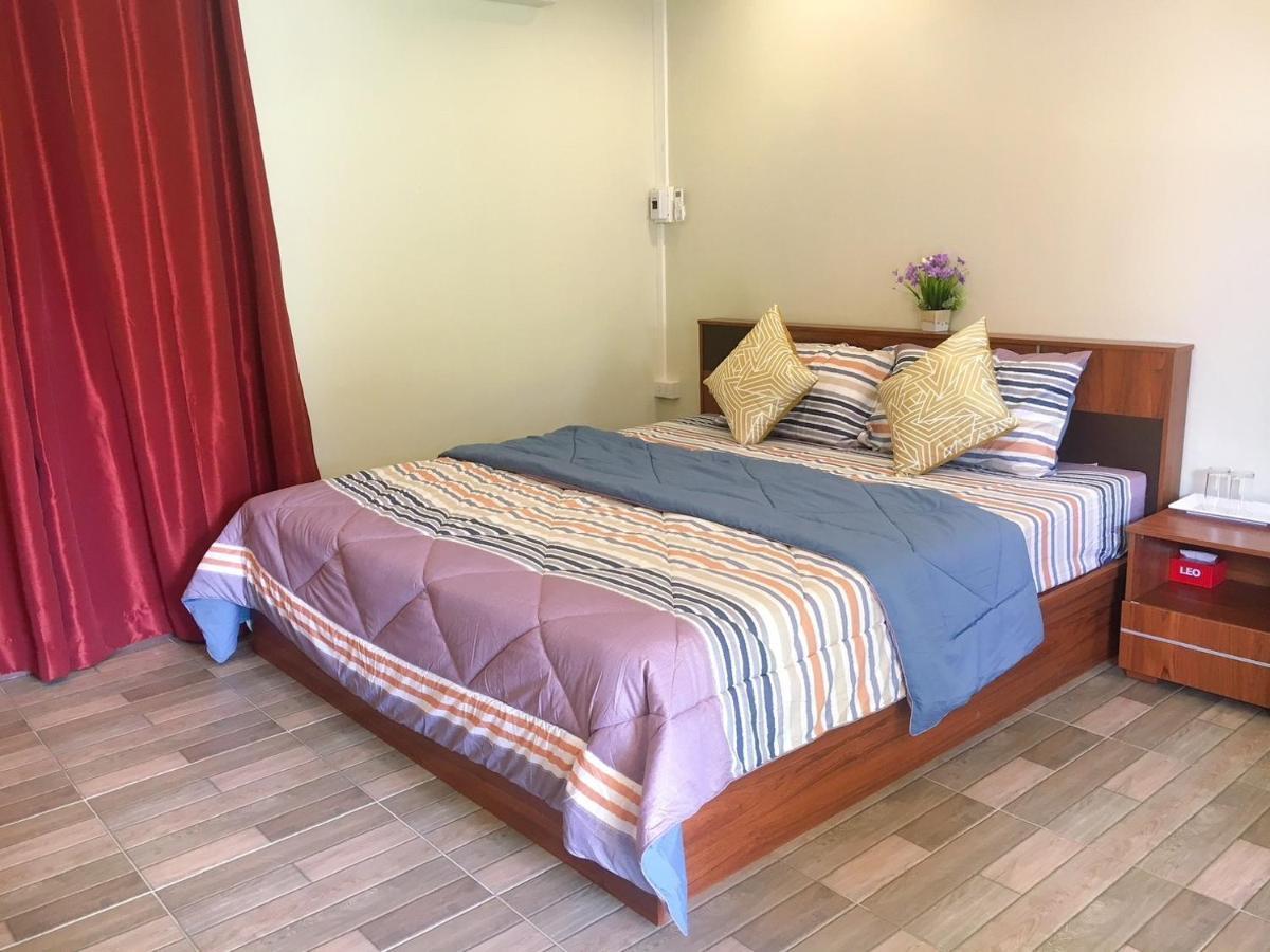 นพรัตน์การ์เด้นฮิลล์ Hotel Uthai Thani Buitenkant foto