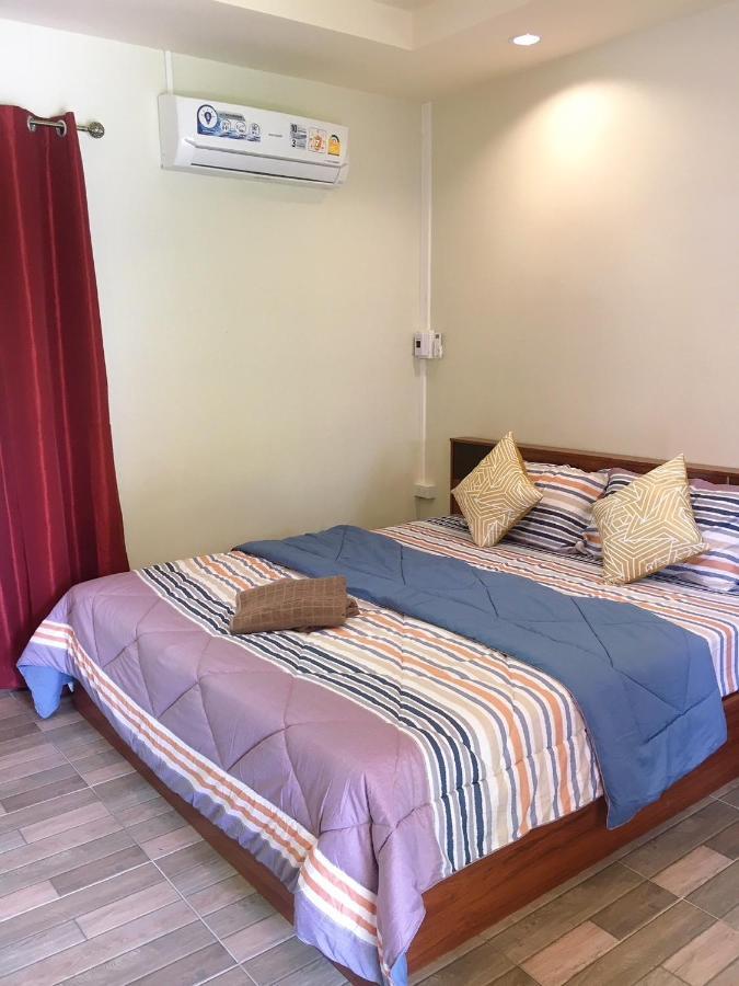 นพรัตน์การ์เด้นฮิลล์ Hotel Uthai Thani Buitenkant foto