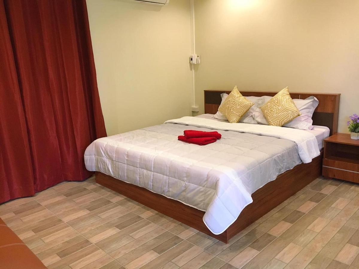 นพรัตน์การ์เด้นฮิลล์ Hotel Uthai Thani Buitenkant foto