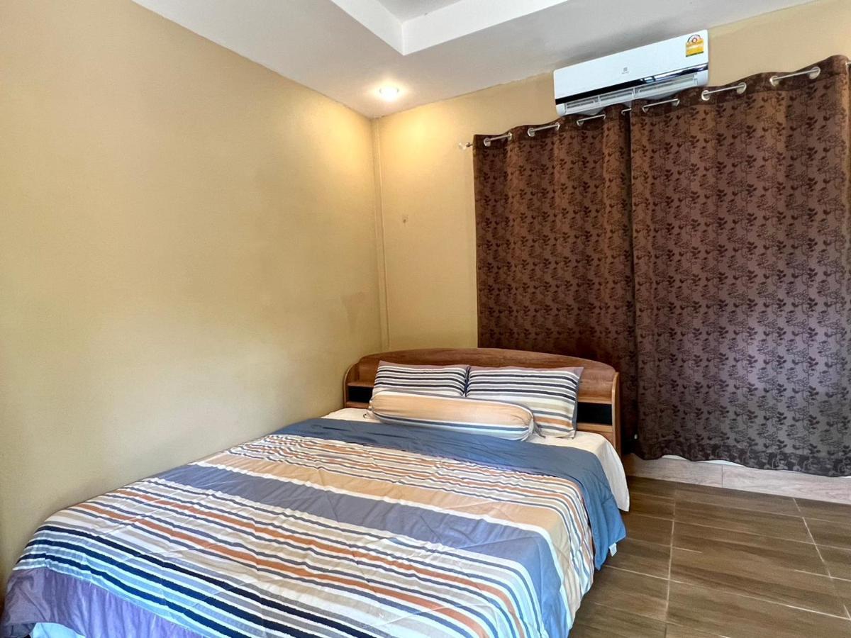นพรัตน์การ์เด้นฮิลล์ Hotel Uthai Thani Buitenkant foto