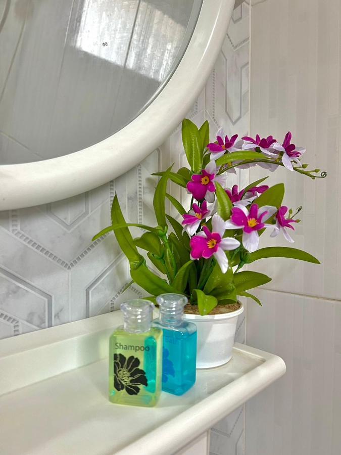 นพรัตน์การ์เด้นฮิลล์ Hotel Uthai Thani Buitenkant foto