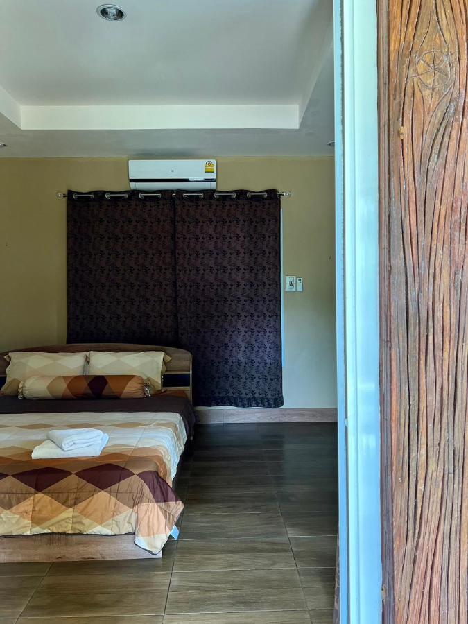 นพรัตน์การ์เด้นฮิลล์ Hotel Uthai Thani Buitenkant foto