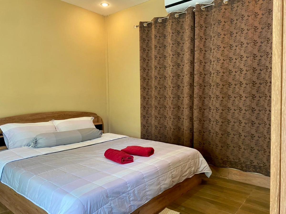 นพรัตน์การ์เด้นฮิลล์ Hotel Uthai Thani Buitenkant foto