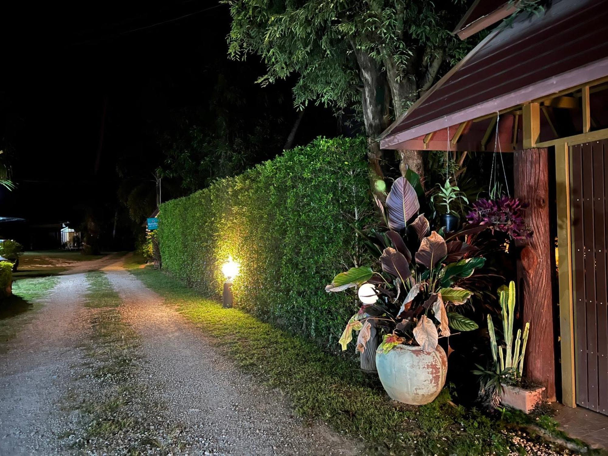 นพรัตน์การ์เด้นฮิลล์ Hotel Uthai Thani Buitenkant foto